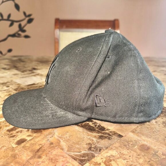 59Fifty MLB New York Yankees Triple Black Mens Fitted Hat Cap Size 8 - Picture 6 of 10